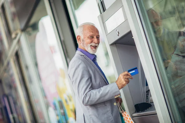 Senior Man Met Bankautomaat — Stockfoto