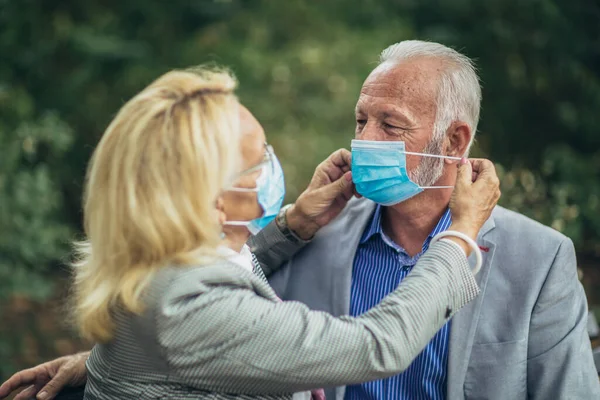 Senior Couple Wearing Protective Face Masks Outdoors — Stock Photo, Image
