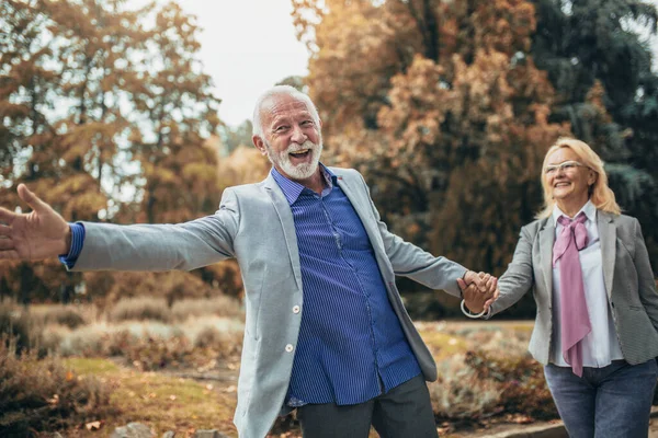 Cuplu Senior Fericit Parcul Toamnă — Fotografie, imagine de stoc