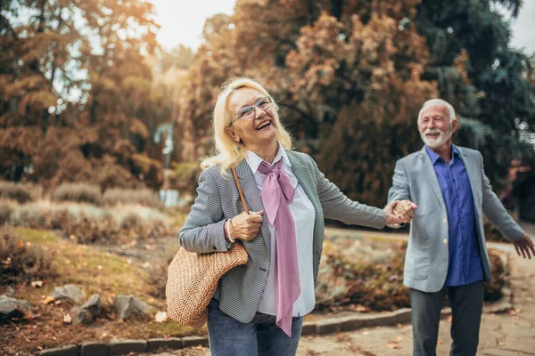 Szczęśliwy Senior Para Jesienny Park — Zdjęcie stockowe