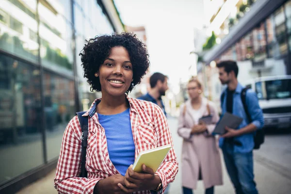 Ung Afrikansk Kvinna Som Håller Böcker Stående Bakgrund Universitet Och — Stockfoto