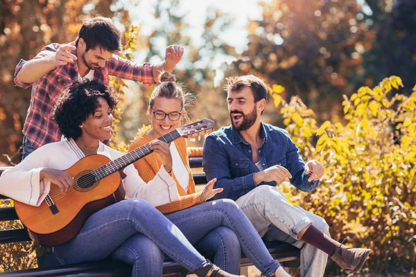 Gruppe Junger Leute Park Sie Sitzen Auf Einer Bank Singen — Stockfoto