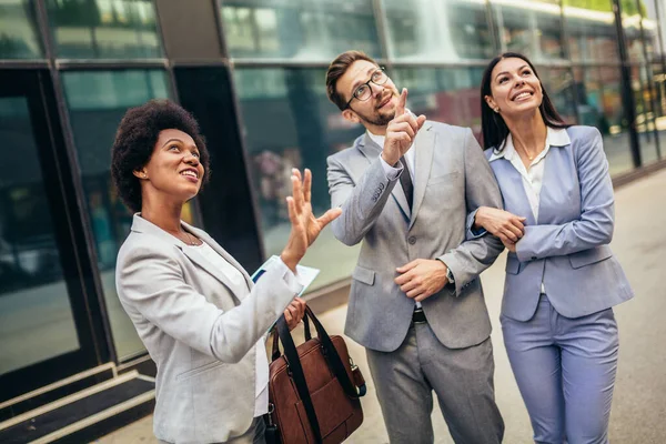 Paar Vergadering Onroerend Goed Agent Buiten Nieuwe Eigenschap — Stockfoto