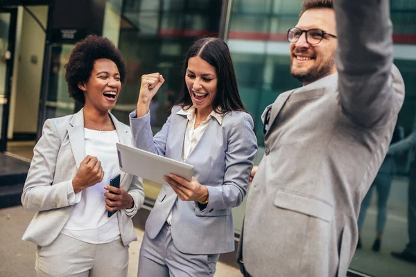 Business Team Viert Een Triomf Zoek Naar Digitale Tablet — Stockfoto