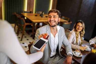 Tarz sahibi arkadaşlar bir restoranda kahve içerken ve içerken sohbet ederler ve gülerler. Oysa bir adam kartla ödeme yapar, zarafet, eğlence ve hareketli sosyal anlar yakalar.