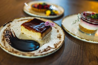 Zarif Tatlı Üçlüsü: Tart, Cheesecake ve Trilece Platter