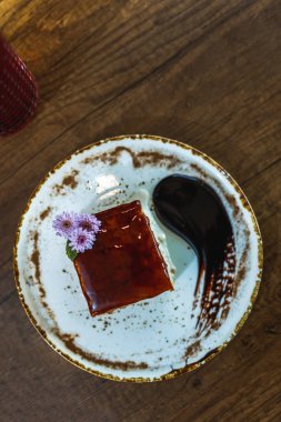 Lezzetli bir kekin kapanışı. Çekici bir tatlı sunumunda kaymak tabakası ve tatlı bir tat yakaladı..