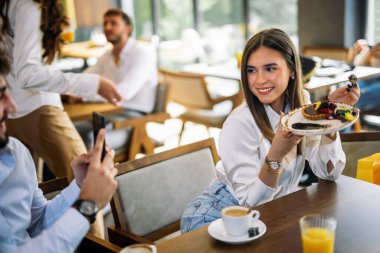 Bir çift restoranda pasta yemekten hoşlanır. Erkek arkadaşı, kız arkadaşının telefonuyla yemek yerken, neşeli, sevgi dolu ve neşeli yemek anlarını yakalar..