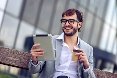 Genç İşadamı, Tablet 'i Ofis Dışında Kullanıyor