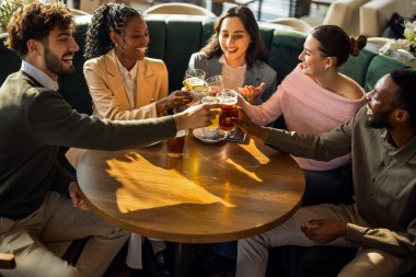 Bir grup arkadaş bir bar tezgahında bira bardaklarını tokuşturup, gündelik bir sosyal anın, arkadaşlığın ve hayat dolu bir atmosferin tadını çıkarıyorlar..