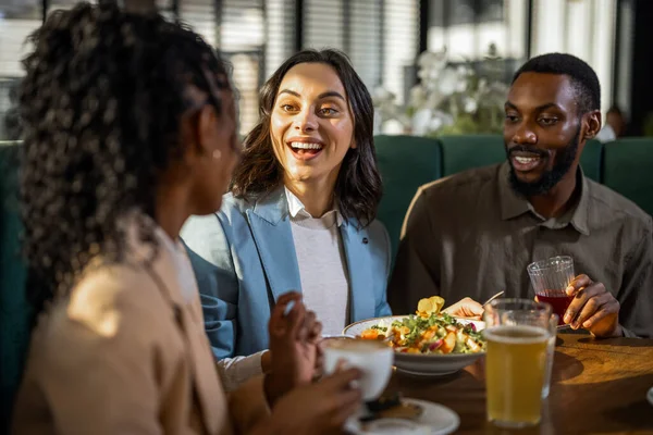 Çeşitli iş adamları bir kafede gündelik bir toplantı yapıyor, fikirleri tartışıyor, işbirliği yapıyor ve rahat bir ortamda bağlantılar kuruyor..