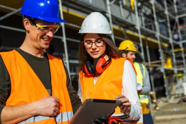 İnşaat mühendisleri site yönetimi ve proje koordinasyonu için dijital tablet kullanıyorlar