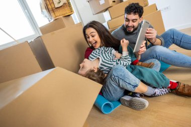 Ebeveynler ve oğulları komedi klibini izlemek için bavullarını boşaltmaya ara verdiklerinde çok komik bir an. Saf neşe ve hakiki aile kahkahası..