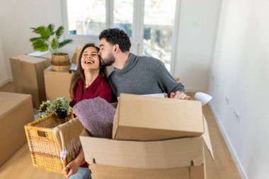 Bir çiftin hareketlerini öpücükle kutladıkları romantik ve neşeli bir sahne. Kutuları güneşli, boş bir salonda tutuyorlar ve birlikte yaşamaya başlıyorlar..