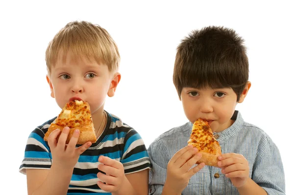 Dos chicos con pizza — Foto de Stock