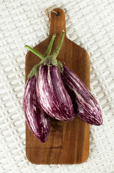 Ruwe gestreepte Aubergines — Stockfoto