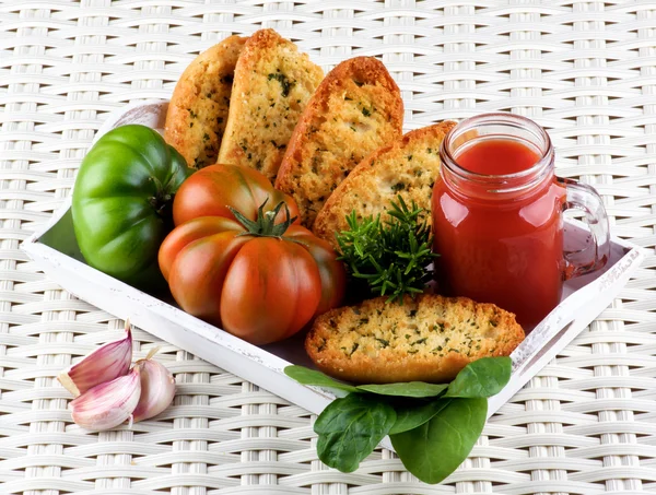 Tomatensaft und Brot — Stockfoto