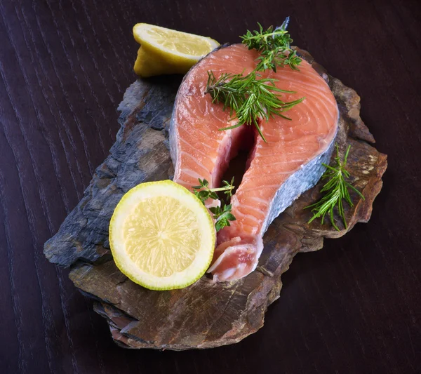 Bistecca di salmone cruda — Foto Stock