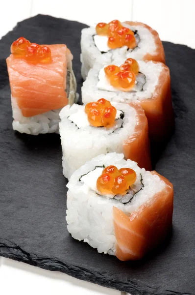 Lax och kaviar Sushi — Stockfoto