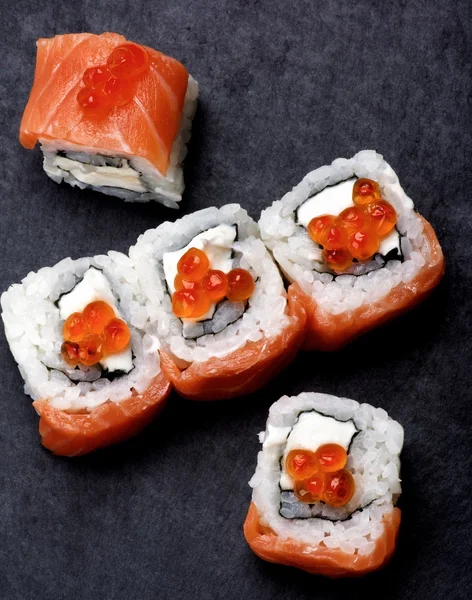 Sushi di salmone e caviale — Foto Stock