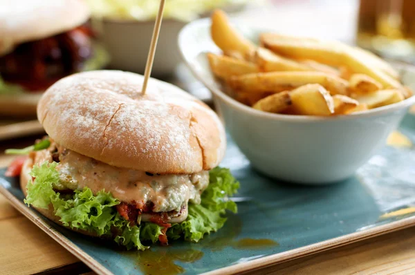 Hamburger et frites — Photo