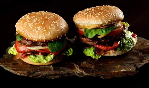 Dos sabrosas hamburguesas — Foto de Stock