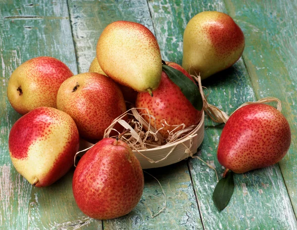 Gelbe und rote Birnen — Stockfoto