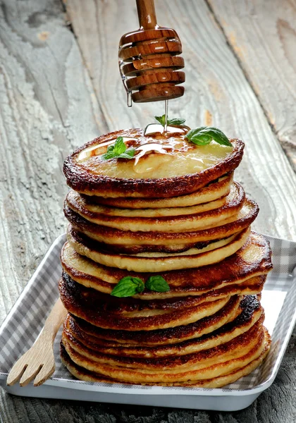 Pannenkoeken met honing Beer — Stockfoto