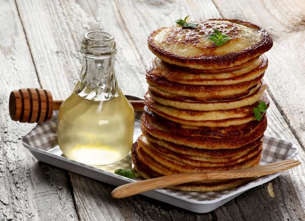 Pannenkoeken met honing — Stockfoto