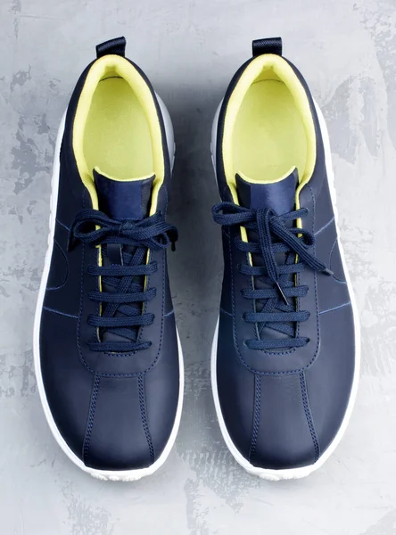 Σκούρο Μπλε Μοντέρνα Δερμάτινα Sneakers Κίτρινο Liner Closeup Γκρι Φόντο — Φωτογραφία Αρχείου