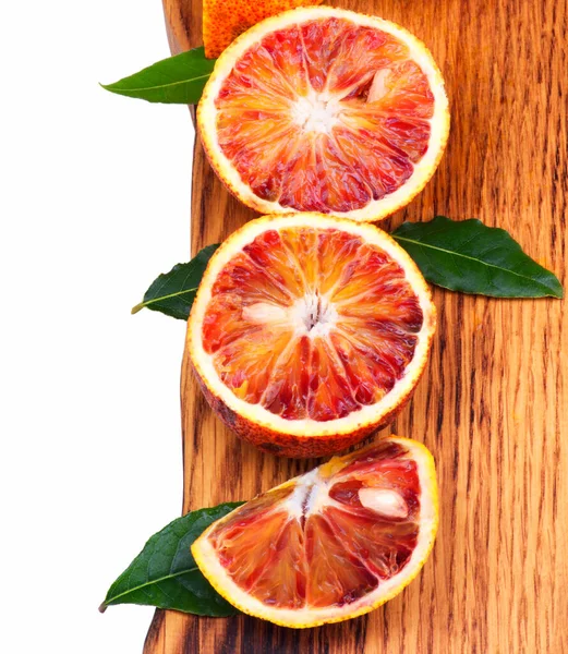 Verse Rijpe Bloed Sinaasappels Helften Plakjes Met Bladen Een Rij — Stockfoto