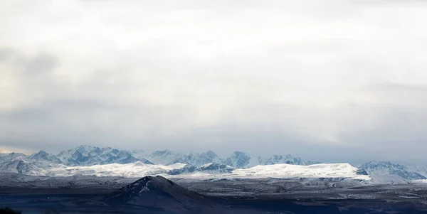 Sneeuwstorm Bergen Pieken Van Kaukasus Bereik Tegen Dramatische Zonnige Lucht — Stockfoto