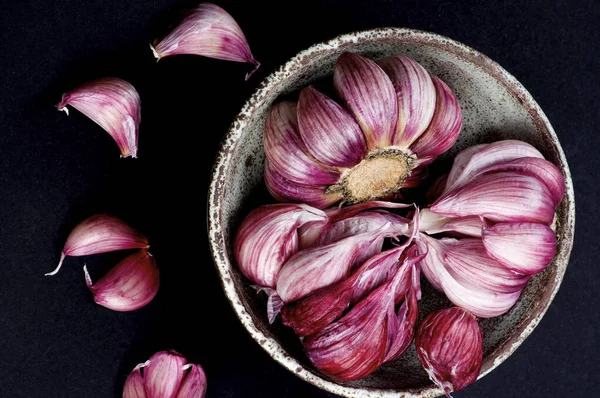 Fresh Ripe Red Garlic Ceramic Bowl Some Cloves Black Background — Stock Photo, Image