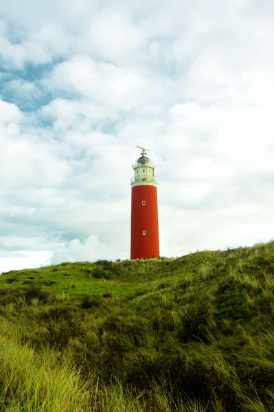 青い曇りの空に対する緑の芝生の丘の上の灯台のテクセル オランダ国立公園Duien Van Texel Texel Island オランダ — ストック写真