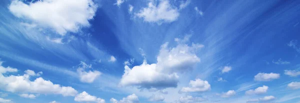 Flauschige Weiße Wolken Strahlen Strahlen Auf Blauem Himmel Aus — Stockfoto