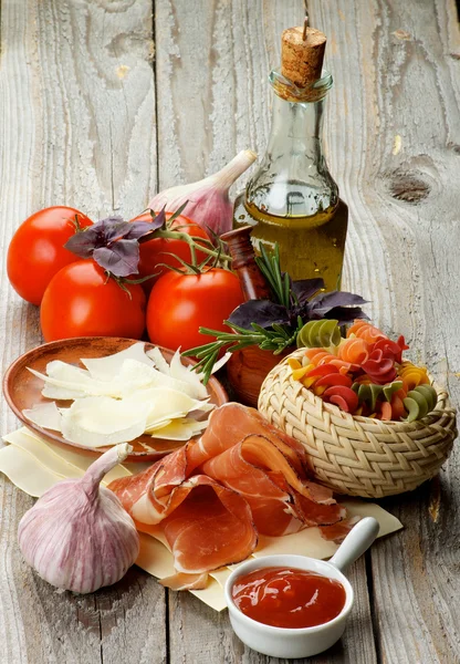 Pasta en ingrediënten — Stockfoto