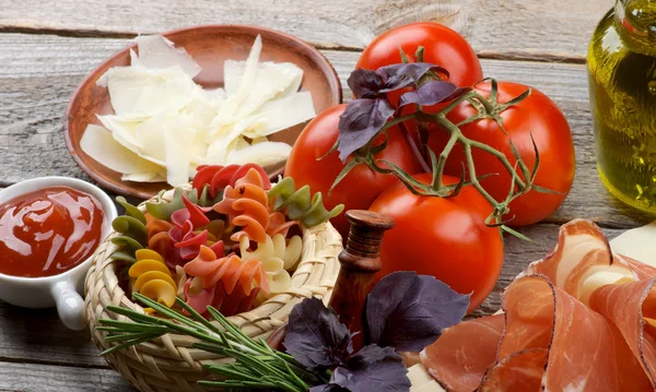 Pasta och ingredienser — Stockfoto