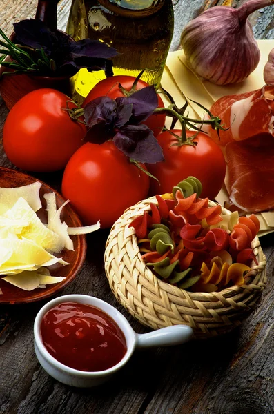 Pasta en ingrediënten — Stockfoto