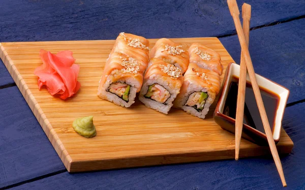 Rolo de maki de salmão — Fotografia de Stock