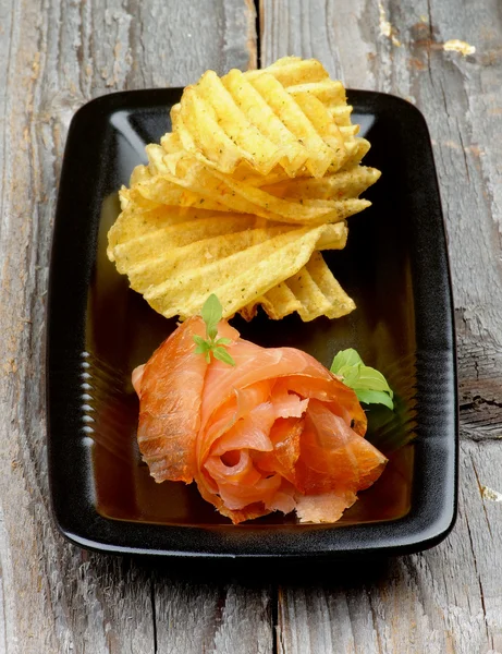 Räucherlachs und Kartoffelchips — Stockfoto