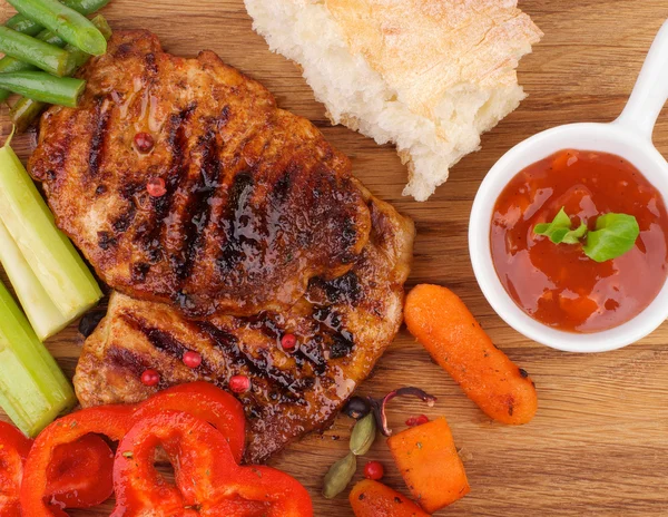 Steak panggang dan sayuran — Stok Foto