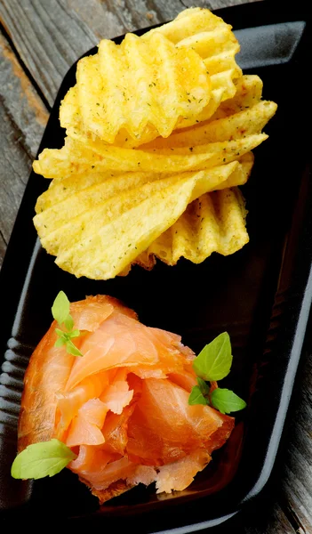 Batatas fritas e salmão defumado — Fotografia de Stock