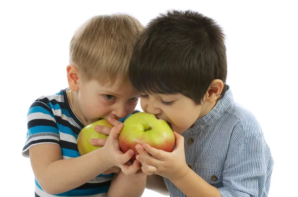 Dos chicos comiendo manzanas — Foto de Stock