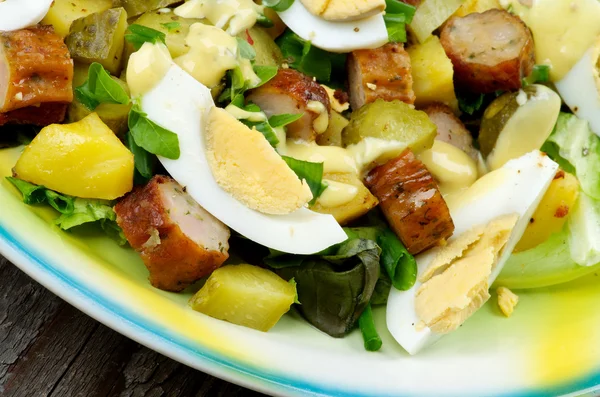 Салат из картошки и колбасы — стоковое фото