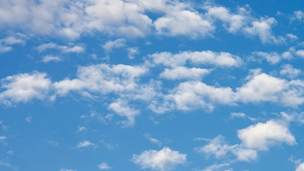 Flauschige Wolken — Stockfoto