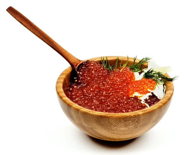 Caviar vermelho em tigela de madeira — Fotografia de Stock