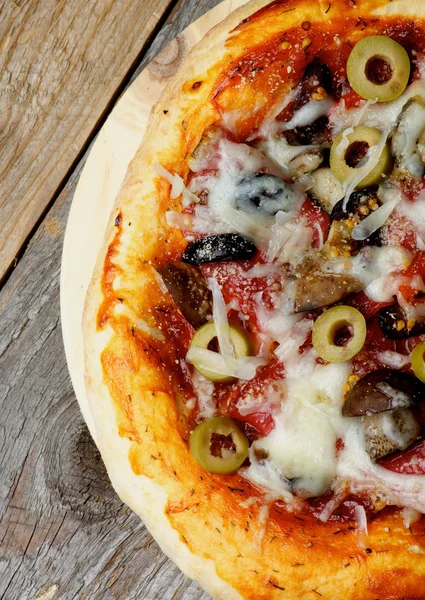 Paddestoel en olijven Pizza — Stockfoto