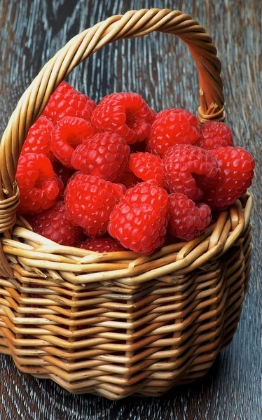 Korb mit Himbeeren — Stockfoto