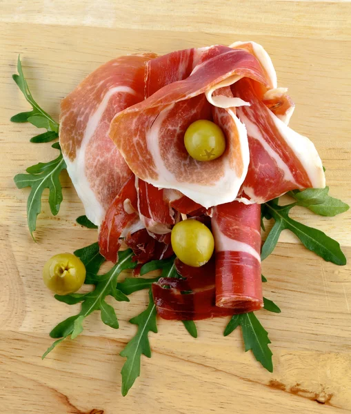 Jamon meze yeşil zeytin ile — Stok fotoğraf