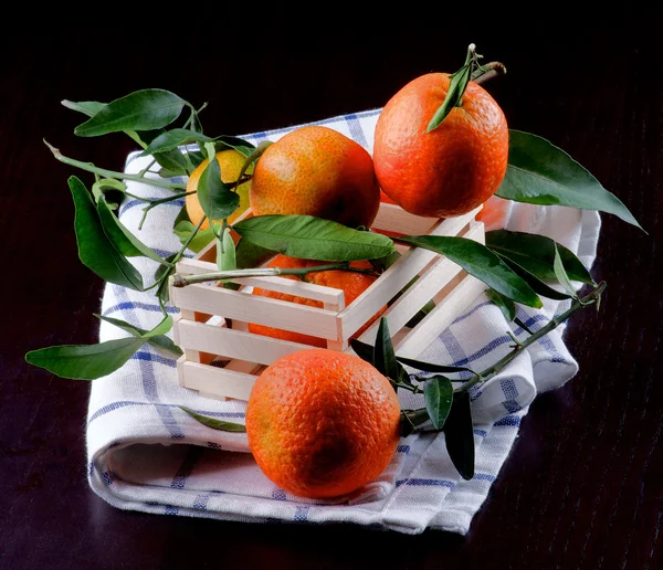 Tangerinas maduras com folhas — Fotografia de Stock